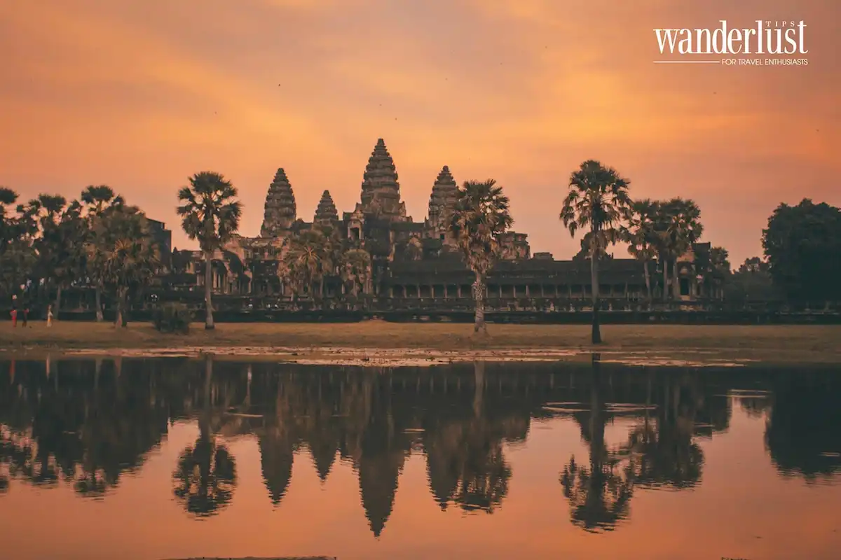 Đền thờ Angkor Wat ban đầu là một ngôi đền Hindu thờ thần Vishnu, trước khi dần trở thành một ngôi đền Phật giáo vào cuối thế kỷ 12