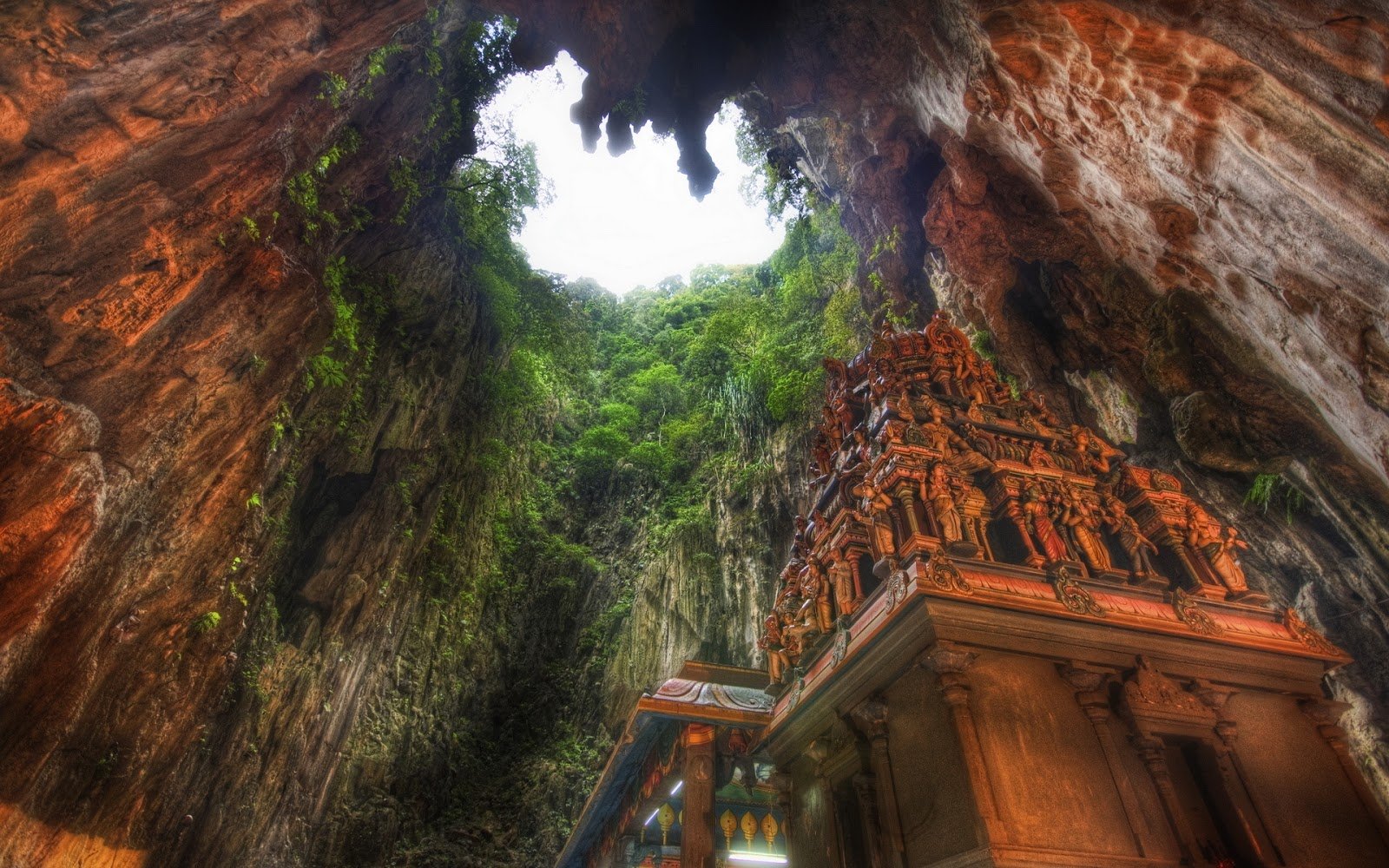 Khám phá hang động Batu huyền bí