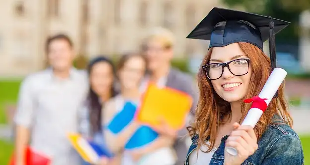 15 Tuyệt chiêu khi du lịch Thế Giới 20 education, campus and teenage concept - smiling teenage girl in corner-cap and eyeglasses with diploma and classmates on the back