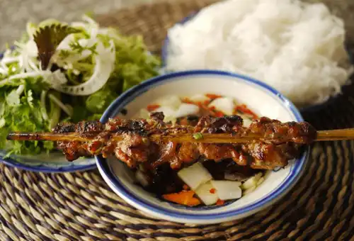 Sự kết hợp độc đáo giữa bún chả Hà Nội với phong cách Maki của Nhật 6 wanderlust-bun-cha-ha-noi-2