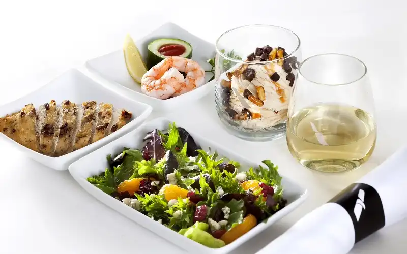 20 hãng hàng không có đồ ăn ngon nhất thế giới 13 wanderlusttips-American-top-hang-khong