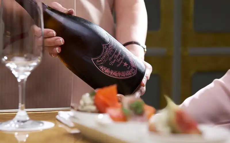 20 hãng hàng không có đồ ăn ngon nhất thế giới 5 wanderlusttips-Emirates