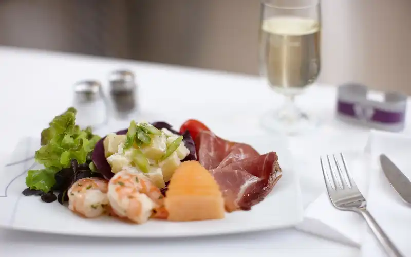 20 hãng hàng không có đồ ăn ngon nhất thế giới 8 wanderlusttips-Thai-Airways-top-hang-khong