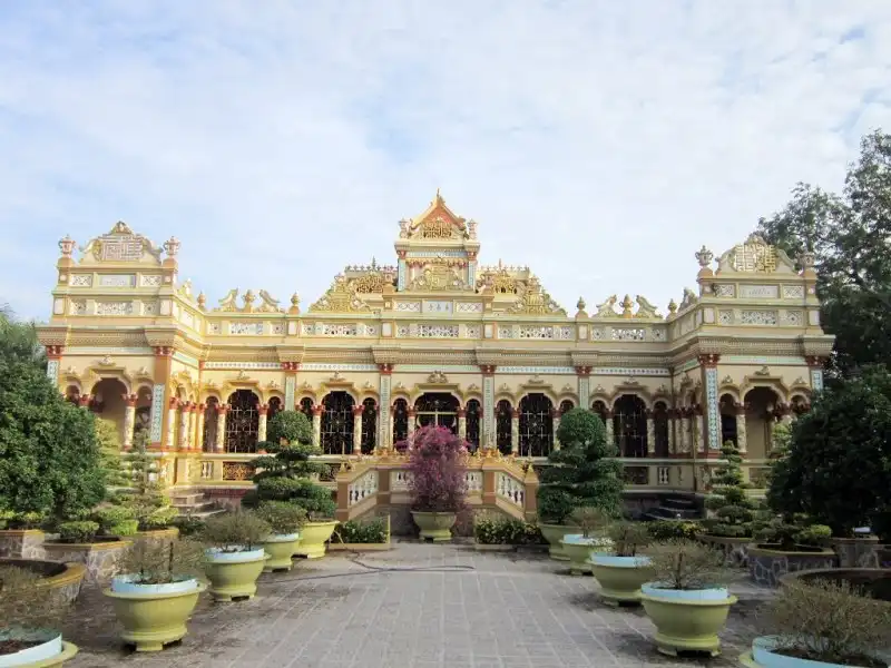 Khám phá ngôi chùa thờ Phật lớn nhất Tiền Giang: Chùa Vĩnh Tràng 6 wanderlusttips-chua-vinh-trang-1