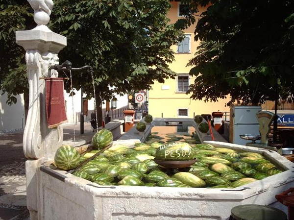 Dưa hấu - Nét thú vị trong lễ hội Ý 11 wanderlusttips-dua-hau-trong-lehoi1