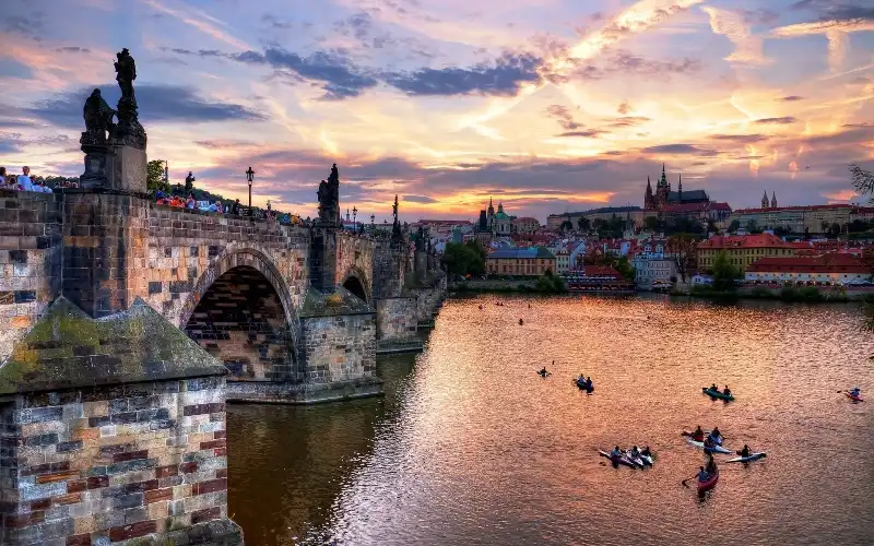 Khám phá Prague xinh đẹp bằng thuyền theo dòng Vltava 7 wanderlusttips-theo-dong-kham-pha-prague-2
