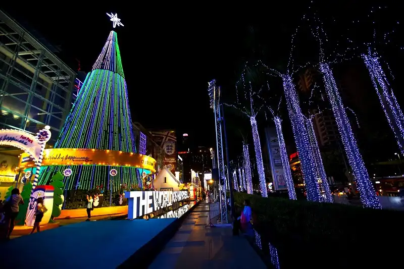 10 điểm đón Giáng sinh tuyệt nhất châu Á 10 The World of Happiness. CentralWorld is a shopping plaza and complex in Bangkok, Thailand. It is the third largest shopping complex in the world. The complex, which included a hotel and office tower, is owned by Central Pattana. เซ็นทรัลเวิลด์ เป็นโครงการศูนย์การค้า โรงแรม และอาคารสำนักงาน ตั้งอยู่บริเวณสี่แยกราชประสงค์ ถนนราชดำริ ตัดกับถนนพระราม 1 เป็นศูนย์การค้าที่ใหญ่ที่สุดในประเทศไทย และใหญ่เป็นอันดับที่ 2 ของอาเซียน รองจาก เอส.เอ็ม. ซิตี้ นอร์ธ อี.ดี.เอส.เอ. (SM City North EDSA) ของประเทศฟิลิปปินส์