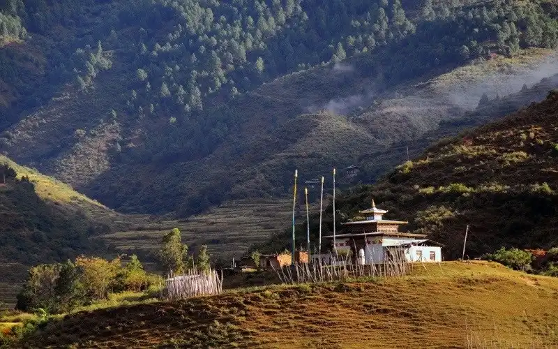 wanderlusttips-20-diem-den-trong-mo-cho-nam-2016-15