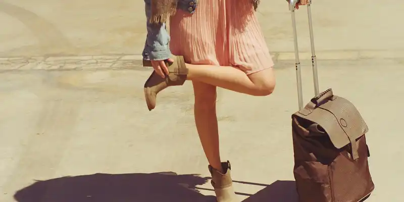 Điểm cộng không ngờ của việc du lịch một mình 5 Girl with trolley