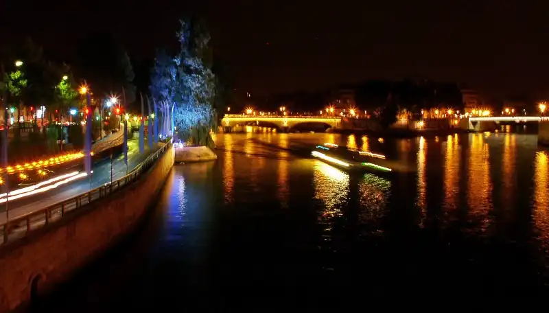 Chiêm ngưỡng vẻ đẹp thơ mộng của nước Pháp 9 Sông Seine lãng mạn, bình yên.