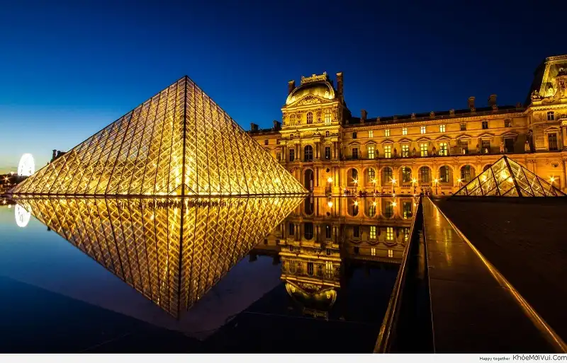 Chiêm ngưỡng vẻ đẹp thơ mộng của nước Pháp 7 Bảo tàng Louvre với thiết kế ấn tượng, hiện đại.