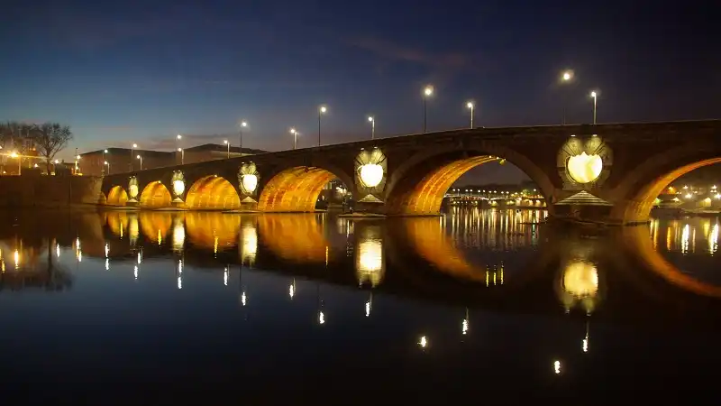 Chiêm ngưỡng vẻ đẹp thơ mộng của nước Pháp 12 Pont Neuf, cây cầu lâu đời nhất bắc qua sông Seine, là nơi được nhiều du khách yêu thích.