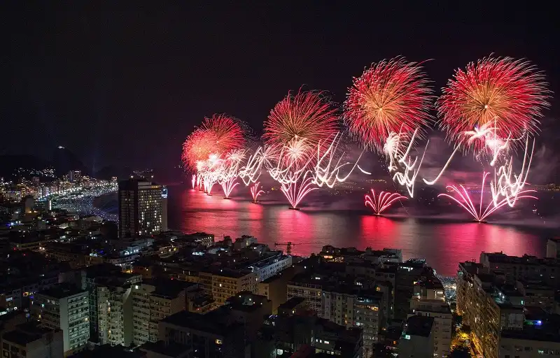Fireworks explode over Copacabana beach during New Year's celebrations in Rio de Janeiro January 1, 2015. According to local media, more than two million people gathered along Rio's most famous beach to witness the 20-minute display and celebrate the beginning of a new year. REUTERS/Mauro Pimentel (BRAZIL - Tags: SOCIETY)