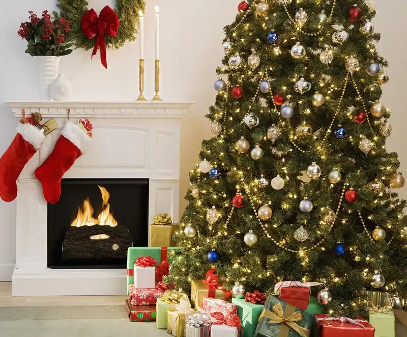10 phong tục Giáng sinh ý nghĩa trên thế giới 5 Christmas tree with presents and fireplace with stockings