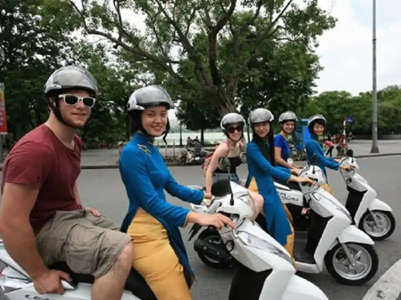 Du khách Tây dạo chơi Hà Nội bằng xe máy 5 wanderlusttips-du-khach-tay-di-du-lich-bang-xe-may
