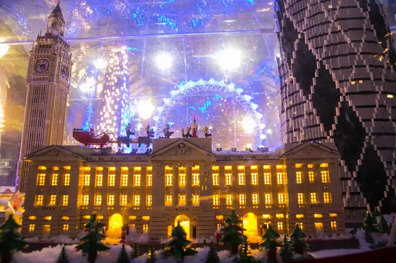 Jeff Moore 14/11/2013 THIS PICTURE IS FREE TO USE London’s first winter ‘snowfalls’ land in Covent Garden’s West Piazza to celebrate the launch of the world’s first LEGO Snow Globe. Over 3 metres tall and made from 120,000 bricks, the Snow Globe features a festive scene of London and will be open to the public from November 14th to December 22nd.