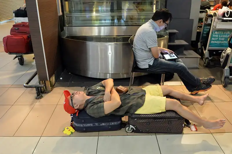 8 gợi ý giúp bạn ngủ ngon ở sân bay 6 wanderlusttips-kinh-nghiem-ngu-san-bay-1