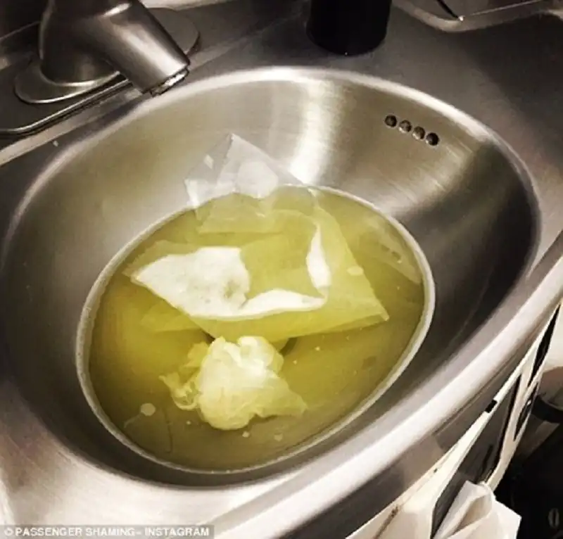 Ngán ngẩm "văn hóa lùn" trên máy bay 15 wanderlusttips-ngan-ngam-van-hoa-lun-tren-may-bay-13