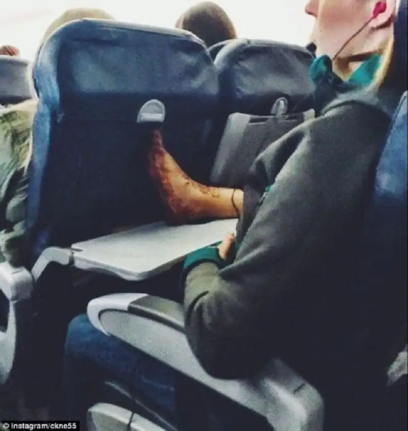 Ngán ngẩm "văn hóa lùn" trên máy bay 12 wanderlusttips-ngan-ngam-van-hoa-lun-tren-may-bay-14