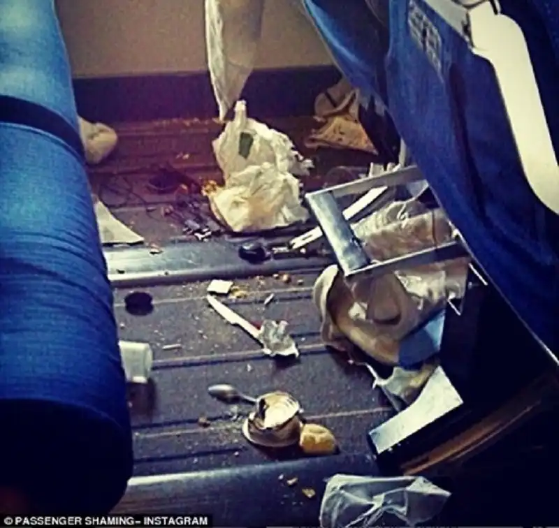 Ngán ngẩm "văn hóa lùn" trên máy bay 18 wanderlusttips-ngan-ngam-van-hoa-lun-tren-may-bay-17