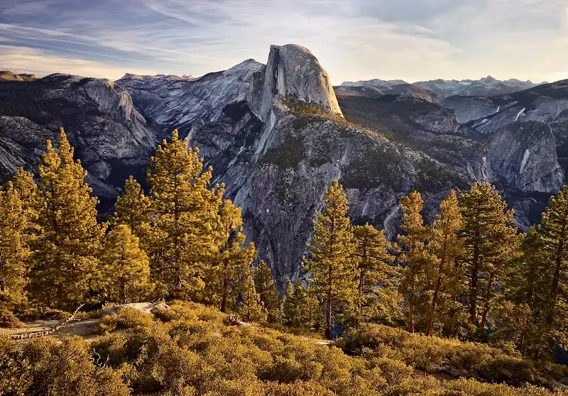 8 địa điểm được mệnh danh "chết chóc" nổi tiếng thế giới 8 The sun illuminates a stand of pine trees at Glacier Point in Yosemite National Park.