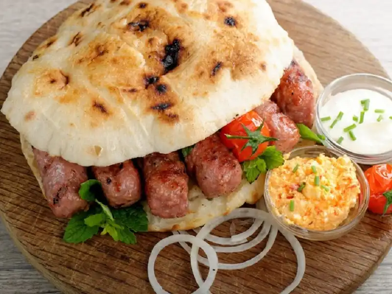 Những món ăn đường phố nóng hổi ở châu Âu 6 wanderlusttips-nhung-mon-an-duong-pho-nong-hoi-o-chau-au-1