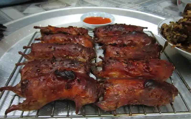 wanderlusttips-nhung-mon-an-khien-du-khach-khiep-so