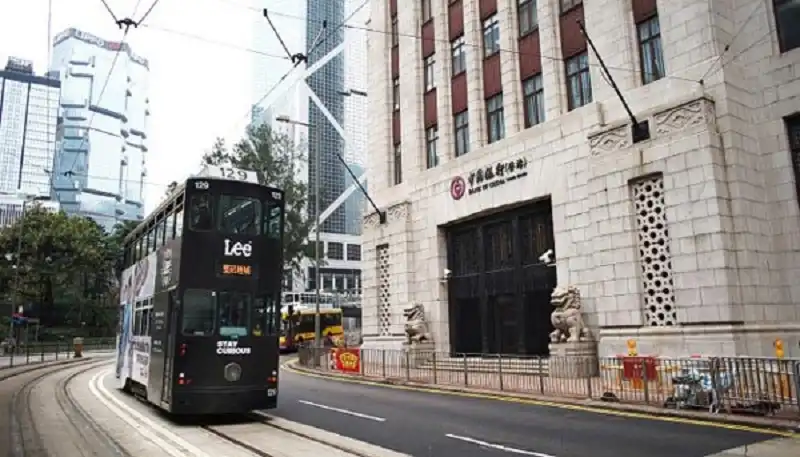 Thả ga lượn lờ các ngóc ngách Hong Kong bằng tàu điện trăm tuổi 7 wanderlusttips-tau-dien-tram-tuoi-o-hong-kong-1