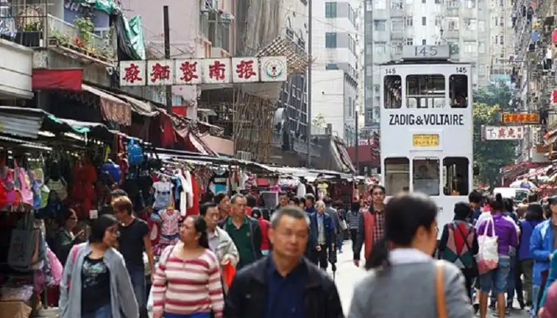 Thả ga lượn lờ các ngóc ngách Hong Kong bằng tàu điện trăm tuổi 6 wanderlusttips-tau-dien-tram-tuoi-o-hong-kong-2