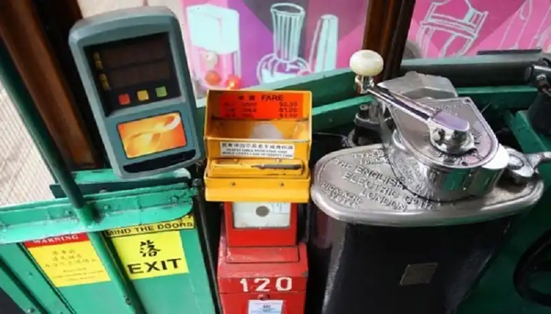 Thả ga lượn lờ các ngóc ngách Hong Kong bằng tàu điện trăm tuổi 10 wanderlusttips-tau-dien-tram-tuoi-o-hong-kong-3