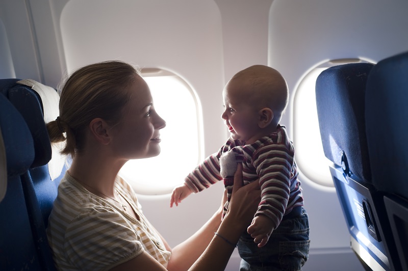 3 mẹo giúp bé thoải mái khi đi máy bay. 5 GETTY N 120910 MotherAndBabyOnAirplane