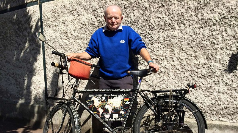 Ngưỡng mộ ông lão 50 năm đạp xe vòng quanh thế giới