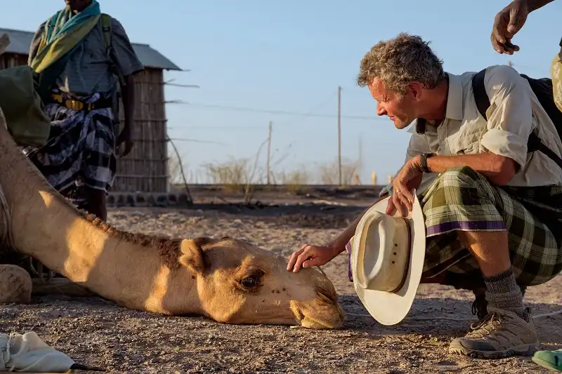Chân dung 6 phượt thủ làm thay đổi thế giới 7 Salopek calms his camel.