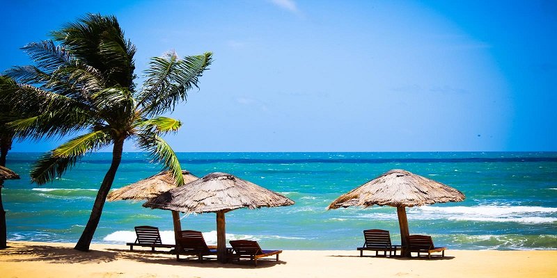 Khách đổ xô du lịch biển dịp Tết trốn rét