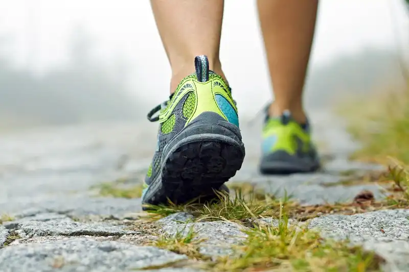 10 thuật ngữ nên có trong sổ tay du lịch 7 Walking exercise, sport shoes