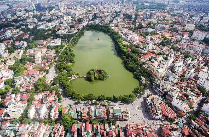 Hà Nội, sắc đỏ từ bầu trời 5 Sắc đỏ nơi cây cầu Thê Húc bắc qua hồ Gươm.