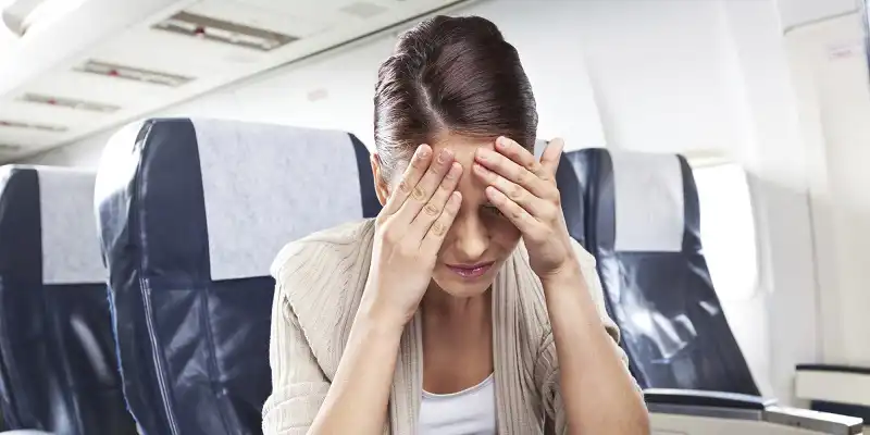 5 hậu quả cần lường trước khi bỏ việc đi du lịch 5 Health problem on an airplane