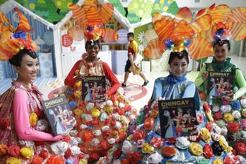 Đón chờ Carnival lớn nhất Châu Á – Singapore Chingay 2016 6 jachingay08/ST07012016-1600671642/Kevin Lim/Jalelah/ Performers wearing plastics bags posing with the Chingay 2015 book after a media conference for Chingay 2016 at People's Association HQ on Jan 7, 2016.##########jachingay08##########KEVIN LIM