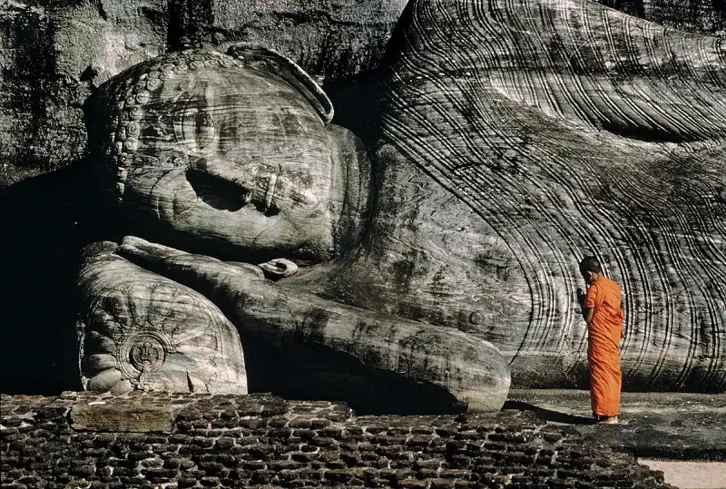 10 điểm đến trốn rét trên thế giới 12 Buddhist monk praying near reclining Buddha, Polonnarvwa, Sri Lanka, 1995