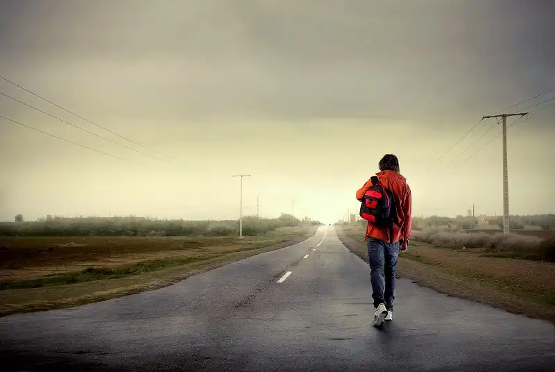 Câu chuyện “phượt thủ” đi bộ từ Nam ra Bắc 5 bigstock-Young-man-walking-on-a-country-13798088