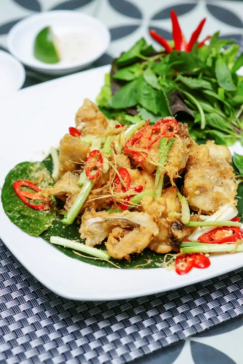 Bê non Mộc Châu - Hương vị cao nguyên giữa lòng phố cổ 8 Đặc biệt, bếp trưởng của nhà hàng giới thiệu món mới - cá thỏ rang muối, một loài cá sống ở đảo Phú Quý, tỉnh Bình Thuận có thịt dai và rất ngọt, hương thơm đậm đà.