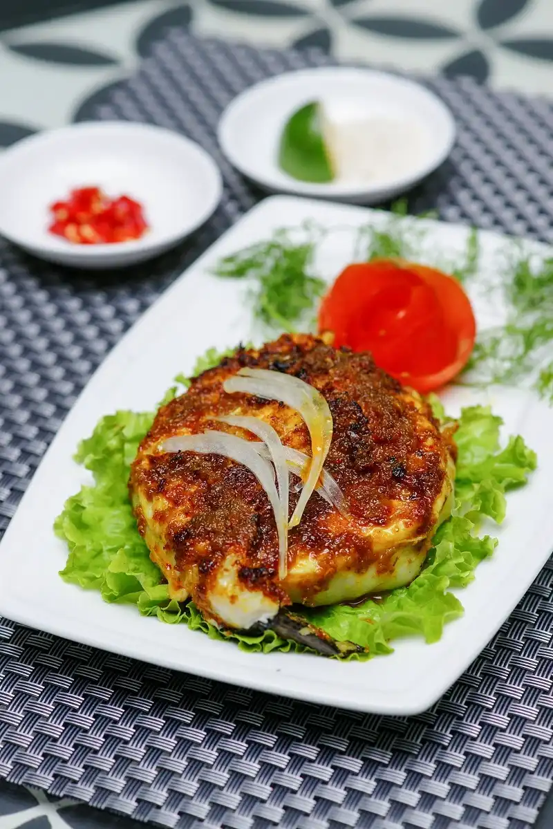 Bê non Mộc Châu - Hương vị cao nguyên giữa lòng phố cổ 6 Cá thỏ nướng muối ớt giữ nguyên được hương vị tươi, thơm ngon của cá hòa quyện với các loại gia vị hấp dẫn và mùi ớt cay nồng khó quên.