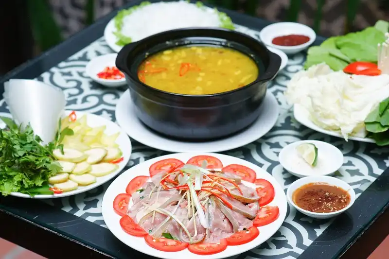Bê non Mộc Châu - Hương vị cao nguyên giữa lòng phố cổ 9 Bạn hãy trải nghiệm món Lẩu bê nhúng mẻ trong set 4 người, với giá chỉ 140K/người (gồm 7 món)