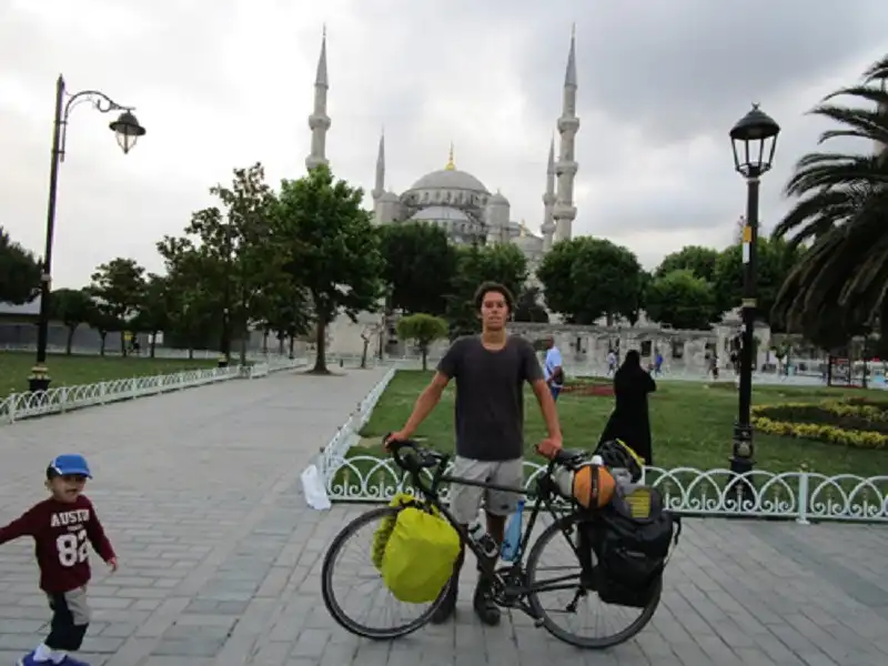 Du lịch 29 quốc gia nhờ công việc nhặt bao thuốc lá 5 wanderlusttips-chang-trai-di-du-lich-bang-tien-nhat-bao-thuoc-la