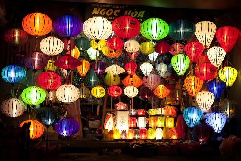 Những lý do nên đi du lịch Hội An vào mùa mưa 6 Lantern shop at night
