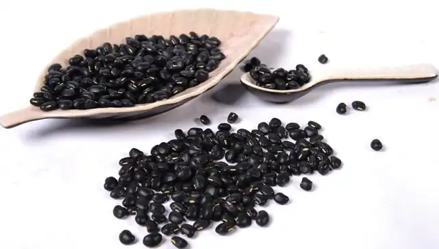 Các món ăn may mắn dịp năm mới 5 Đậu đen có hình dáng giống đồng xu, tượng trưng cho sự giàu có