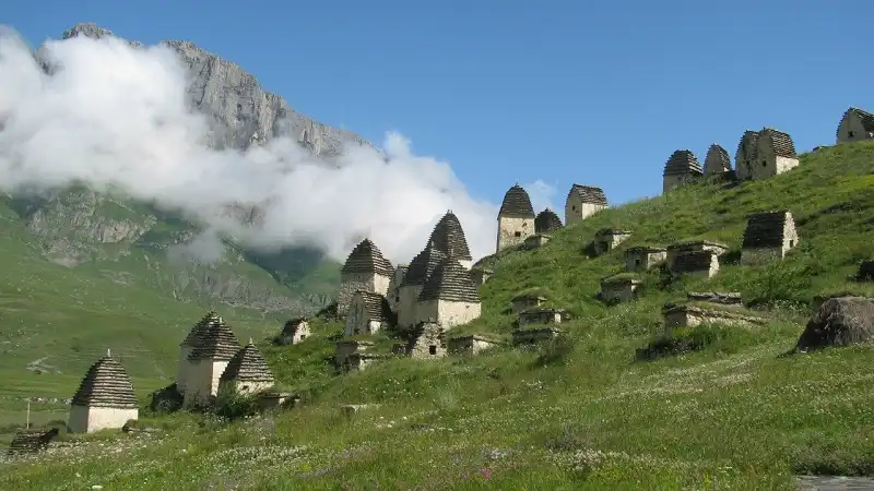 Khám phá ngôi làng ma Dargavs bí ẩn ở Nga 6 wanderlusttips-ngoi-lang-Dargavs