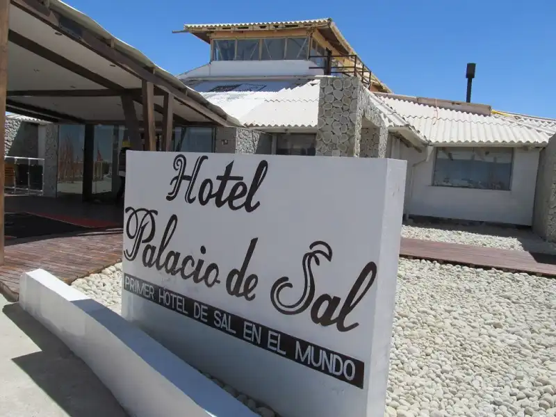 ao quanh Palacio de Sal là những bức tường trắng xóa với nội thất gạch, tường, mái nhà, bàn ghế hay thậm chí cả giường ngủ cũng làm từ loại gia vị phổ biến nhất thế giới.