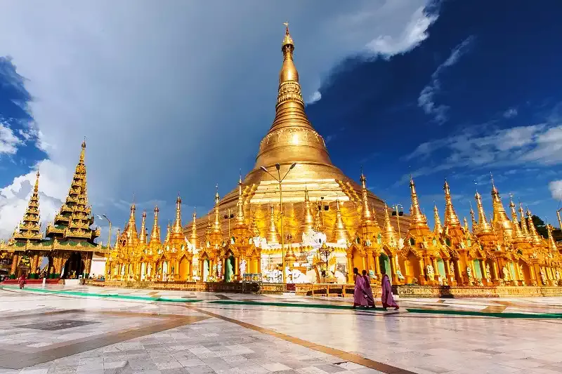 Kinh nghiệm du lịch Myanmar 6 ngày dịp Tết 5 Chùa Vàng lấp lánh dưới ánh mặt trời.