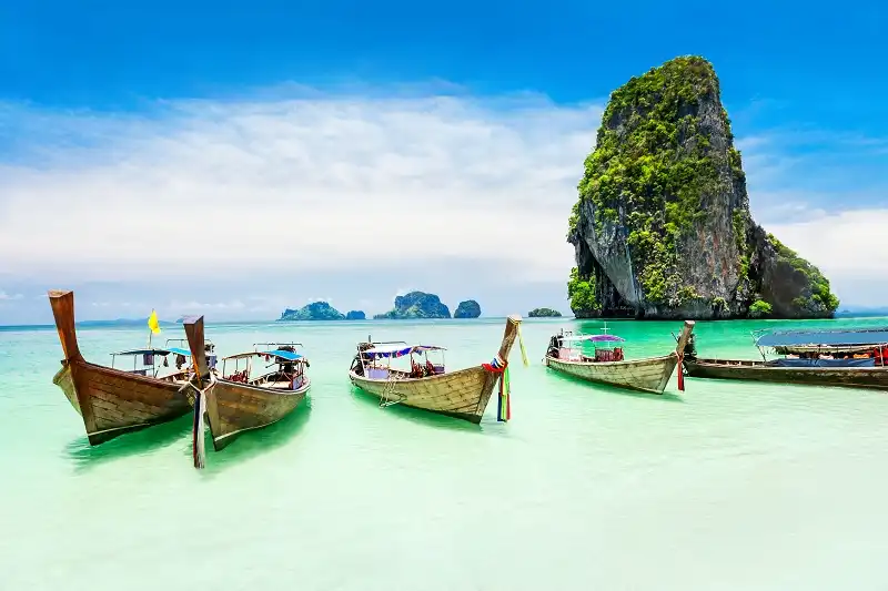 Đèo Hải Vân lọt top 10 con đường kỳ thú ở châu Á 10 Longtale boat at the beach